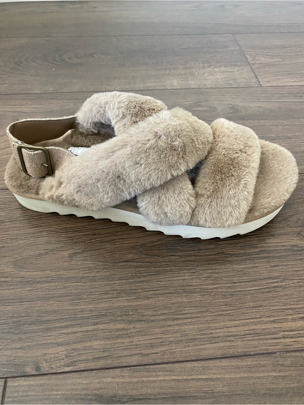 NWOT Koolaburra by UGG Taupe Faux-Fur Crisscross Slide Sandal with Suede Strap.
